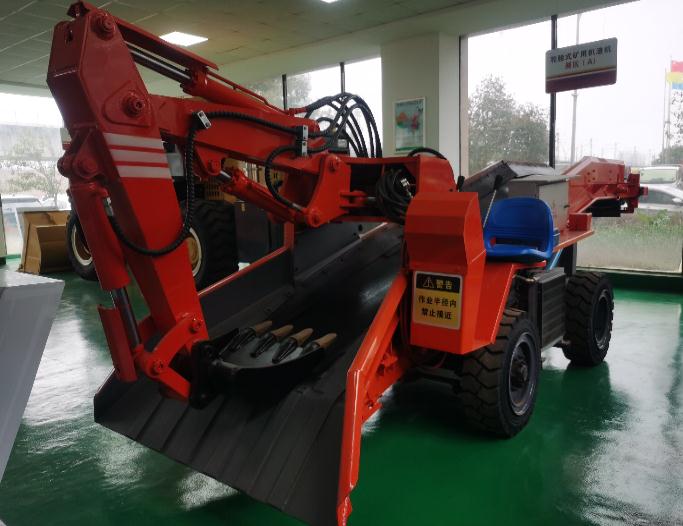 跟著帥龍機(jī)電一起看看輪式扒渣機(jī)設(shè)備的功能和用途！