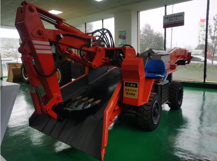 輪式扒渣機(jī)應(yīng)設(shè)立保養(yǎng)制度，使扒渣機(jī)得到應(yīng)有的呵護(hù)