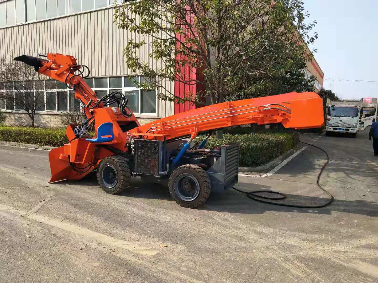 您知道扒渣機(jī)液壓油什么時(shí)候該怎樣更換嗎？